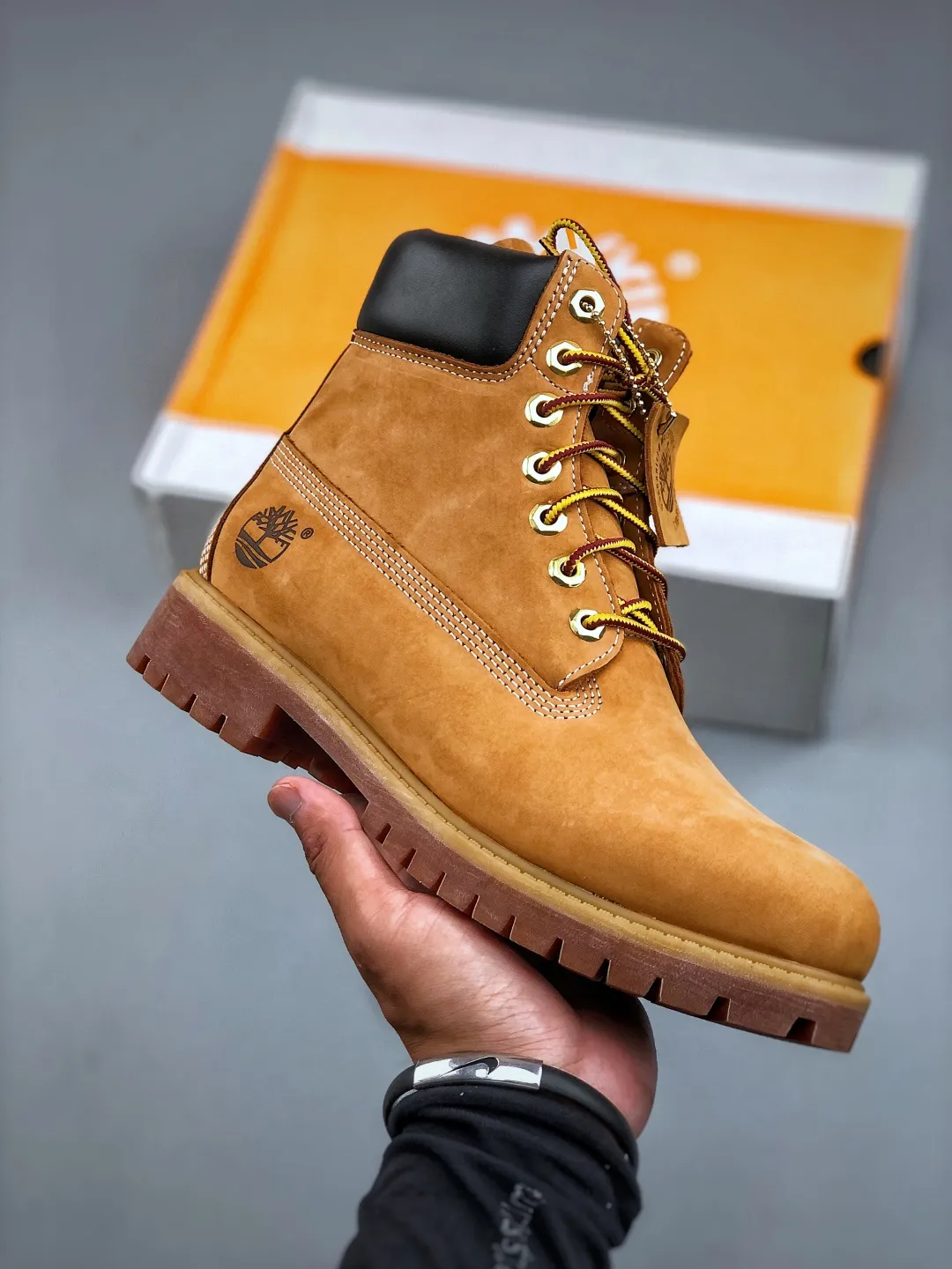 Local pick-up💰700 Support store release, seasonally available, new goods🚀Original factory in Guangdong Top chip version#Upgrade original 2025 version packaging box and accessories#Original last paper version data development version#Original Baoyuan injection machine#Four-line computer sewing lines are in parallel#Using the same imported top layer frosted leather with anti-waterproof function (full The interior is matched with genuine leather material!!)#Original consistent full nubuck leather collar#Anti-fatigue shock-absorbing honeycomb PU insole#Lightweight anti-slip rubber foam combination bottom❗️The world's leading outdoor brand·Timberland/Timberland 6 Inch Leather Boots Timberland's classic outdoor 6-inch large yellow boots "OG Wheat Yellow Black" TB010061 713 Size: Female 35.5 36 37 37.5 38 38.5 39 Male 39.5 40 41 41.5 42 43 44 45 (leather shoe size: one size larger than sports shoes!) Original hardware molded shoelace buckle, top-notch craftsmanship newly upgraded, Zhongshan original factory OEM, original imported waterproof leather, injection molded outsole, horizontal folding dynamic water-repellent, original consistent full frosted leather collar, full cow lining, brand new original packaging shoe box, exclusive supply in the market